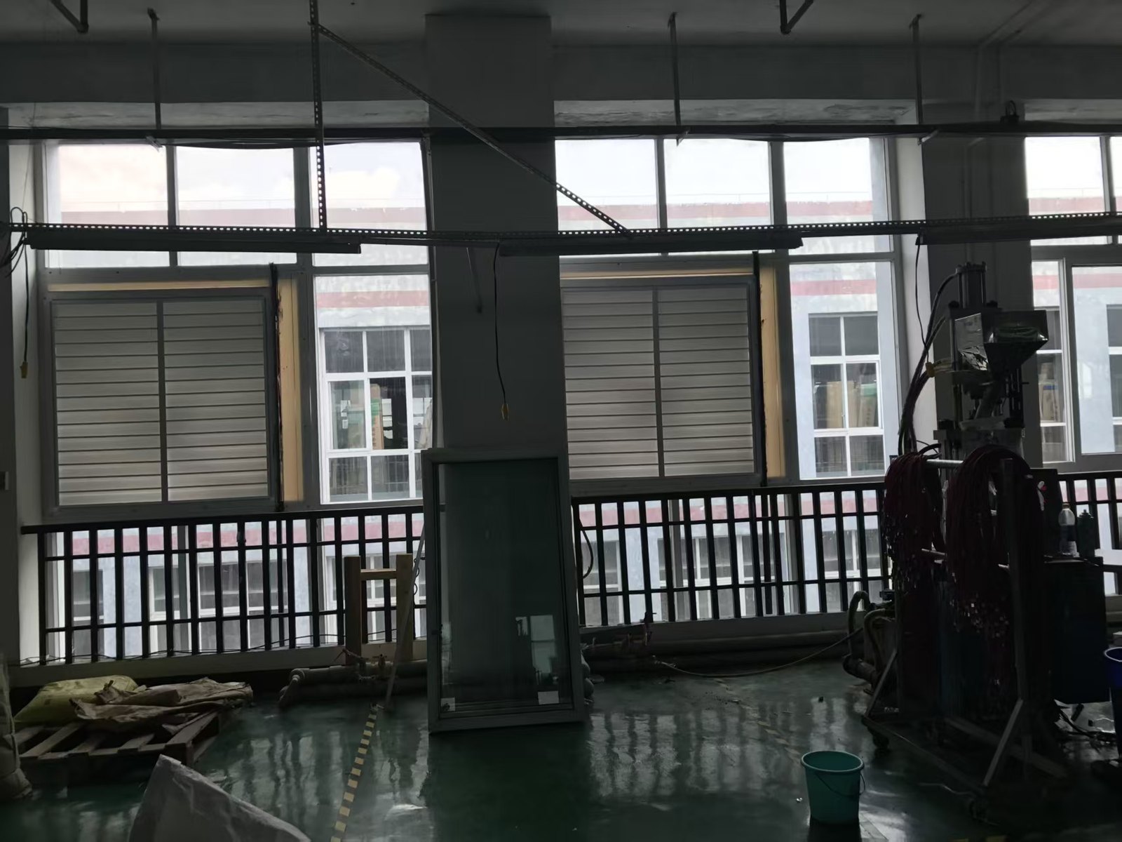 车间窗户上安装的负压风机